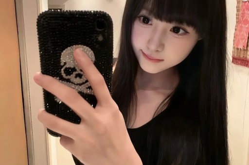 背负千万巨债被限高改名复出力压董宇辉她带货凭什么这么火？